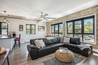 Image de The Urban Coastal : Downtown Saugatuck - Cozy Condo with Lakeside Views