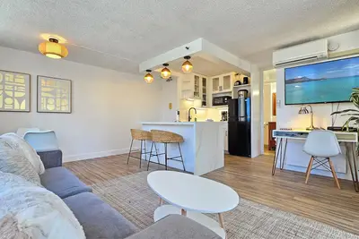 Image de The Pineapple Place, A gorgeous 9th floor Waikiki Apartment + Pool & Spa
