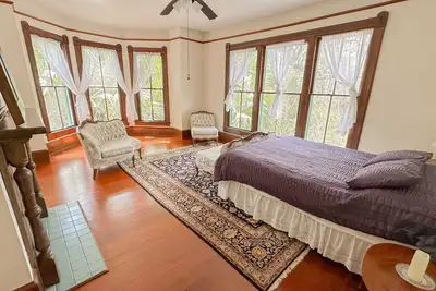 Image de Victorian Apt. w/ Tailgate Spot near Stadium!