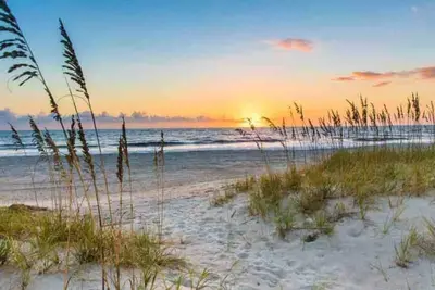 Image de Newly Remodeled - Close to Beach and down town and several great restaurants.