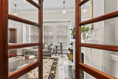 Image de Step Back N Time~Walk To Downtown~2 Hot Tubs~Gated