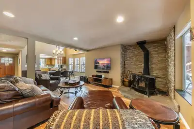 Image de Raven Retreat by Tahoe Getaways- 3 Br at Tahoe Donner w/ Forest Views - Hoa Access