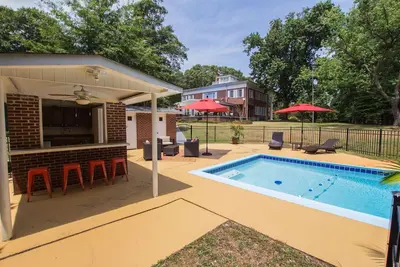 Image de Gorgeous & Expansive Mansion Estate w Guest House and Heated Pool