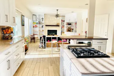 Image de Huge Backyard! Family Friendly Home near Commons Ford Lake Park!