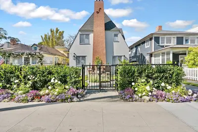 Image de Newly-remodeled house, casita, & pool; 2 blocks to beach and Del. Sept 2025