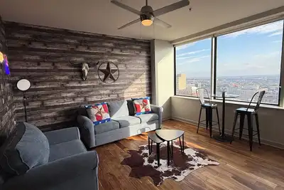 Image de Family-friendly Dallas getaway with rooftop pool, free parking & Texas flair.