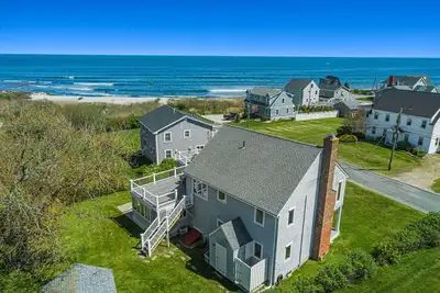 Image de Spectacular beach home, rooftop deck w/ lovely ocean views, walk to water&more!