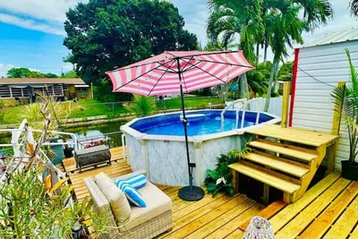 Image de *Waterfront Pool Paradise* Luxe Oasis