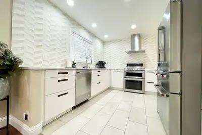 Image de Gourmet Kitchen + Private Front Yard + Parking