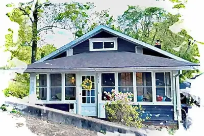 Image de Bird's Eye View- Bungalow with Screened-in Porch and Fireplace