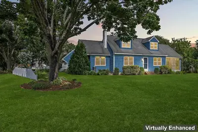 Image de Stunning York Beach Home Steps from York Harbor, shopping & More!