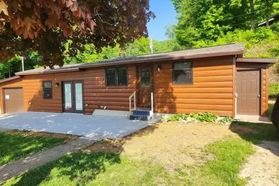 Image de River House with boat slip. Complete remodel in 2023.