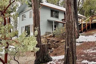 Image de Rustic 1961 Cabin by Yosemite with private access to Lewis Creek Waterfall Trail