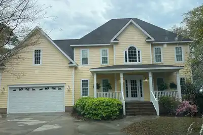 Image de Sweet Sunshine Escape. Bring the whole family to this beautiful home.