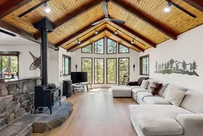 Image de Dog-friendly house with private sauna, hot tub, game room, mountain view, & deck