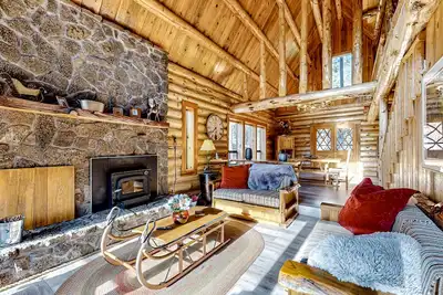 Image de Rustic Charm: Spacious log cabin, close to outdoor adventures, cozy vibes