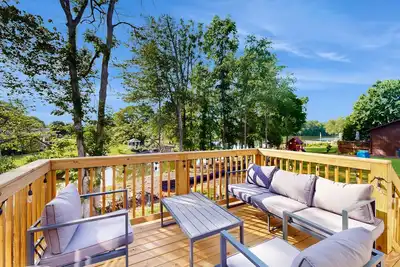 Image de Lakefront retreat with furnished deck, dock, firepit, washer\/dryer, & Ac