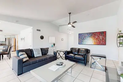Image de Fun-filled oasis with backyard pool, putting green & hot tub - near Kierland