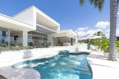 Image de Luxury Waterfront Capri Home + Heated Magnesium Pool & Spa
