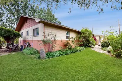 Image de Idyllic private retreat with enclosed yard, bikes, exercise area, W/D, & Ac