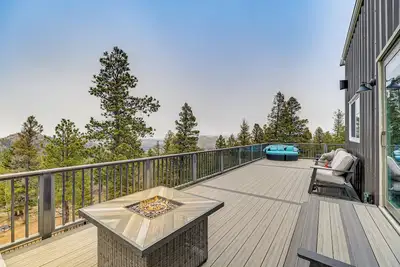 Image de Florissant Home w/ Hot Tub, Putting Green & Views!