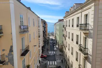 Image de Appartement très spacieux et central avec vue sur la baie