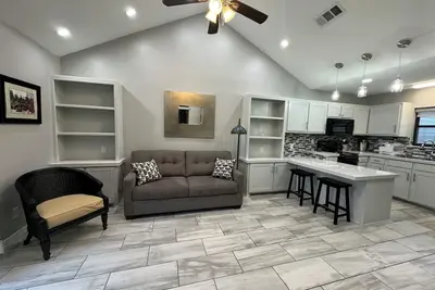 Image de Cozy atmosphere 5 minutes to Sports complex, Expo center and downtown.