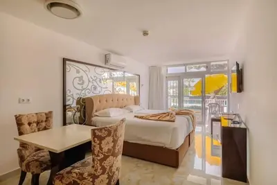 Image de Beachfront Retreat! Room w/ Terrace - Walk to Praia da Oura | 2 Units