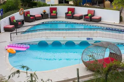 Image de 1br Apartment w/ Kitchenette Steps from Praia da Oura - Pakring | 3 Units