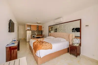 Image de Serene Coastal Terrace Room! Kitchenette, Pool & Free Parking | 4 Units