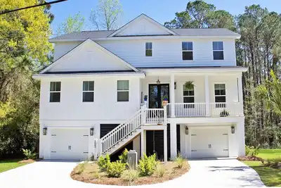 Image de Beautiful luxurious executive home located eight minutes from beach and golf.