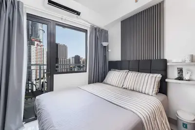 Image de Jenny's Suite Cozy 1br Condo w\/ Balcony @ Lush Residences Ayala Makati City View