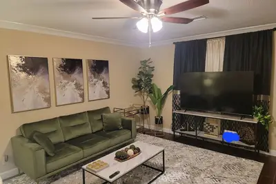 Image de Orange Texas Honey Hive -  Upscale living with small town charm.