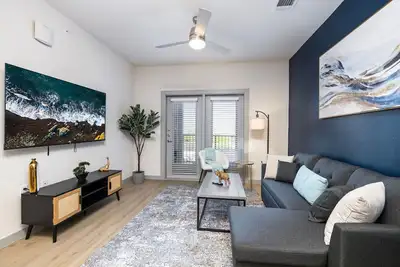 Image de Chic 1br Getaway w/ Pool, Gym & Work-Ready Space