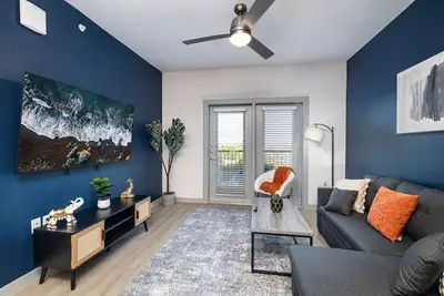Image de Chic 1bd: Pool, Gym & Efficient Workstation Area