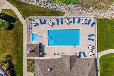 Image de On The River, Assn Pool & Hot Tub, Water Taxi in Summer