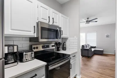 Image de Updated 1br Condo with Community Pool Near The Domain!