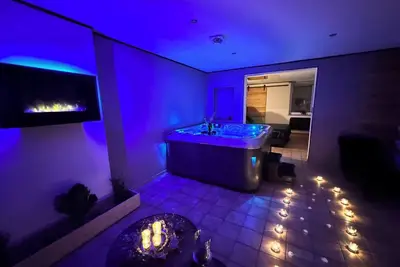 Image de Suite Pour Amoureux Avec Jacuzzi Pour une Nuit Unique Hors du Quotidien