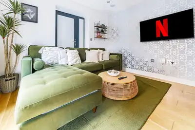 Image de Cozy 2br in Surrey | Pet-Friendly, Fast Wi-Fi, Netflix