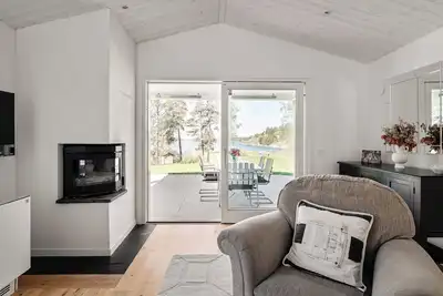 Image de Modern Lakefront Family House