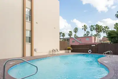 Image de ''10'' Location - First Floor - 2 Patios - Pool