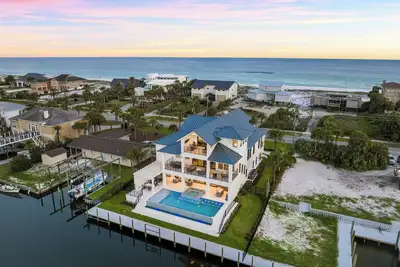 Image de The Destin Boathouse|Easy Beach Access|Private Pool on Canal with Dock Access