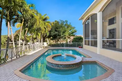 Image de Bring Your Boat! Gorgeous Canal Home with Pool near the Beach - Treasure on the