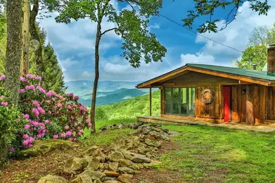 Image de Grand View at Smoky Ridge - Generational family home with large deck