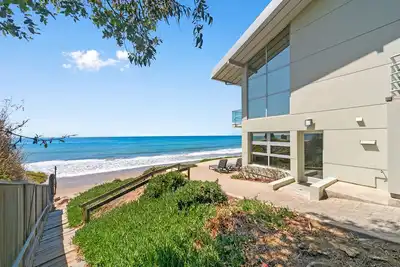 Image de Incredible beach front house on very private beach