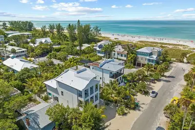 Image de Brand-new luxury Home with Pool and Spa, Bikes, just a 2-min walk to the beach!