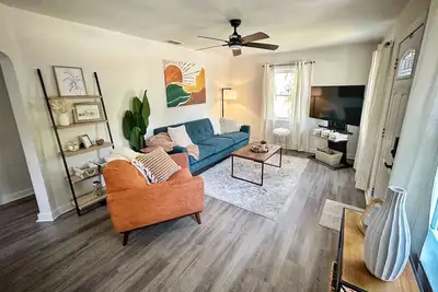 Image de A cozy space, walking distance to amenities!