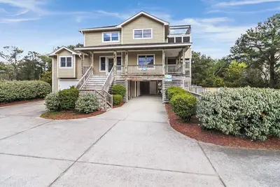 Oceanside 6 Br Corolla home with pool & hot tub!