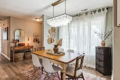 Image de 4 Br: 2 King Beds! 5 min from Main Gate, Sleeps 8!