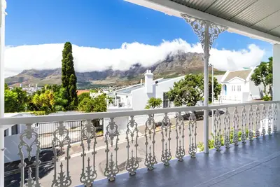 Image de Tastefully renovated Tamboerskloof pied-à-terre.
